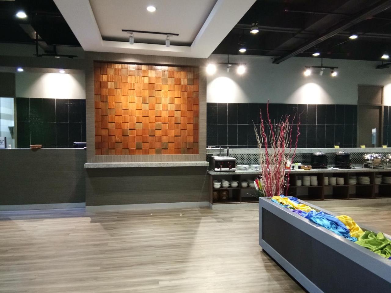 Purnama Hotel Limbang Buitenkant foto